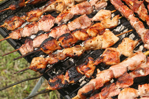 Grilli herkullista grillattua lihaa grillillä
 - Valokuva, kuva