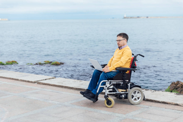 vammainen mies pyörätuolialalla - Valokuva, kuva