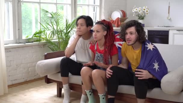 Αυστραλοί οπαδοί παρακολουθούν αθλήματα στο σπίτι τους στην τηλεόραση. Συναισθηματικοί φίλοι με τη σημαία της Αυστραλίας - Πλάνα, βίντεο