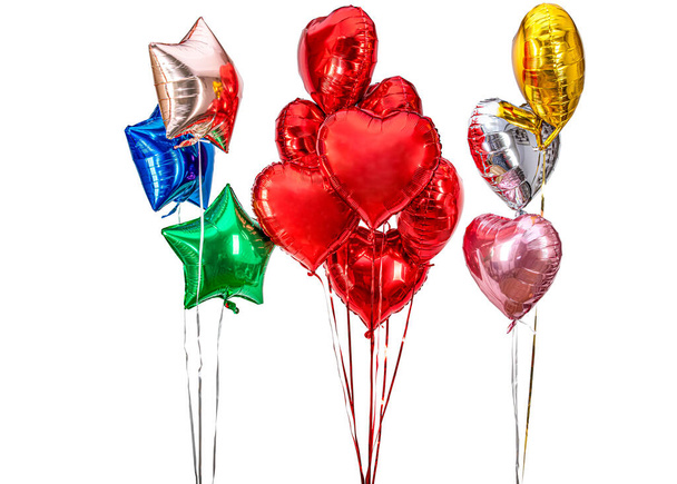 Σετ αερόστατων. Ένα μάτσο μπαλόνια σε σχήμα κόκκινης καρδιάς που απομονώνονται σε λευκό φόντο. Αγάπη. Γιορτή διακοπών. Ημέρα του Αγίου Βαλεντίνου διακόσμηση κόμμα. Μεταλλικό κόκκινο χρώμα Μπάλες αέρα καρδιάς. - Φωτογραφία, εικόνα
