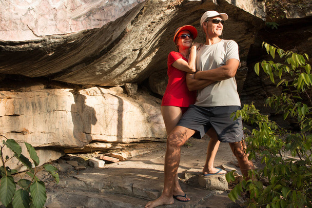 Boldog pár pózol egy Big Rock a belső Brazília - Fotó, kép