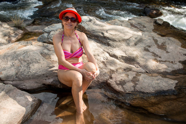 Signora matura che si diverte in un piccolo fiume chiamato Rio das Almas all'interno del Brasile - Foto, immagini