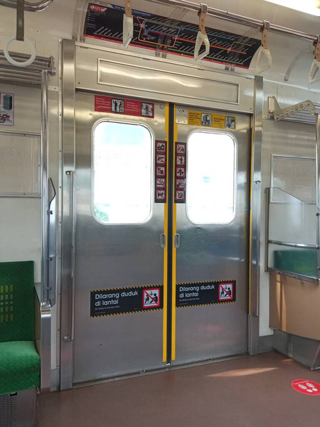Automatyczne drzwi wjazdowe i wyjazdowe pociągów elektrycznych dla pasażerów - Zdjęcie, obraz