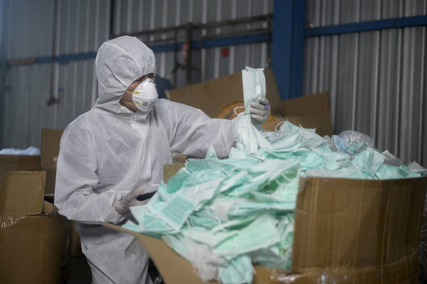 Masque médical utilisé dans les usines de recyclage des déchets pendant la covide-19 et la pandémie. - Photo, image