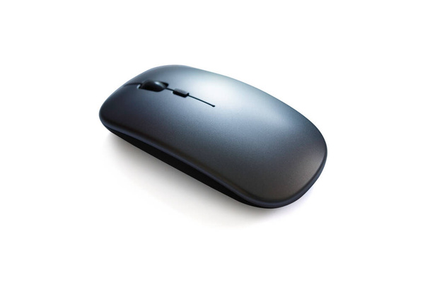 Draadloze muis geïsoleerd op witte achtergrond met clipping pad, Selectieve focus - Foto, afbeelding