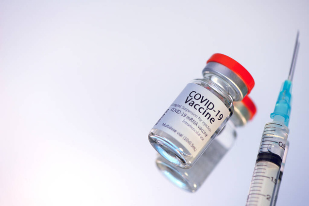 Ampollas con vacuna contra el coronavirus COVID-19, con una jeringa para la vacunación. Salud y concepto médico. - Foto, imagen
