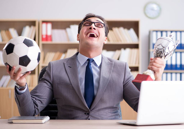Επιχειρηματίας με μπάλα ποδοσφαίρου στο γραφείο - Φωτογραφία, εικόνα