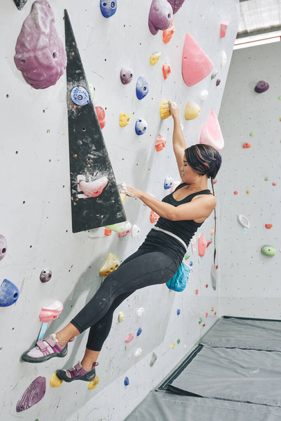 Vrouw klimmen zonder Auto Belay apparaten - Foto, afbeelding
