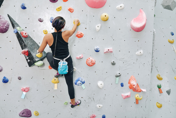 Athlète féminine escalade sur mur artificiel - Photo, image