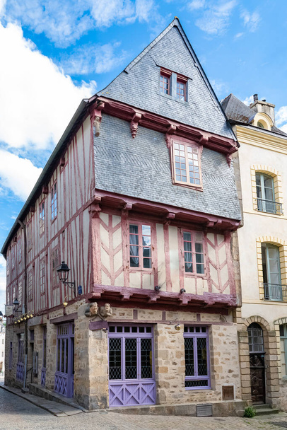 Ванны, красивый город в Бретани, старые деревянные дома, красочные фасады - Фото, изображение