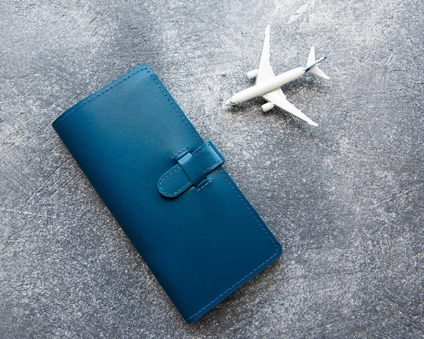 Μπλε δερμάτινο ταξιδιωτικό πορτοφόλι, όπου μπορείτε να έχετε διαβατήριο, χρήματα, κάρτα επιβίβασης, κορυφαία θέα, επίπεδη lay, ταξιδιωτικά αξεσουάρ, κάτοχος εγγράφων, ταξιδιωτικός σχεδιασμός. - Φωτογραφία, εικόνα