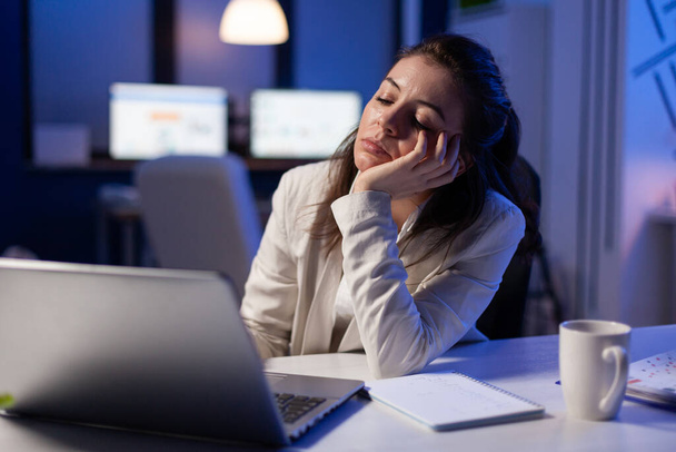 Εξαντλημένος ελεύθερος επαγγελματίας αποκοιμιέται μπροστά από το laptop - Φωτογραφία, εικόνα