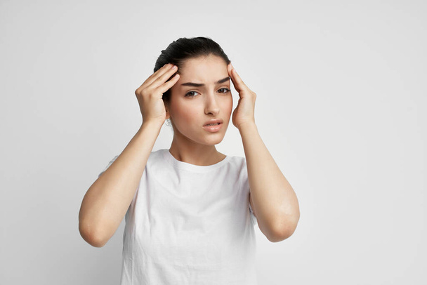 femme ayant des maux de tête problèmes de santé fond isolé dépression migraine - Photo, image