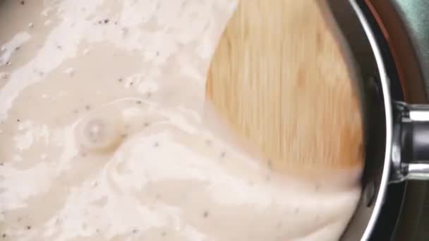 Domowej roboty sos carbonara grzybowy w garnku na kuchence elektrycznej w kuchni. Zdrowe włoskie koncepcje żywności i gotowania. - Materiał filmowy, wideo