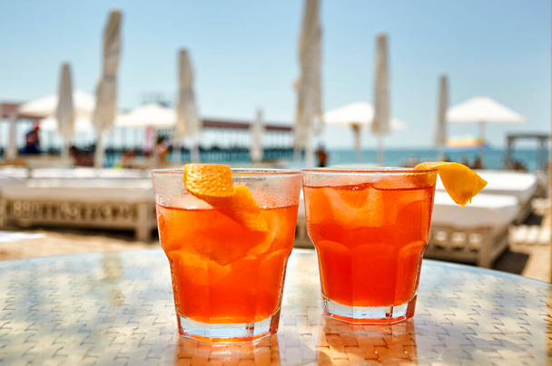 Cold drink cocktail on the beach. Summer rest - Foto, Imagem