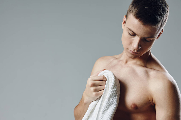 sporty man cropped view bare shoulders with towel in hands workout - Foto, Bild