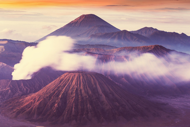 ブロモ火山 - 写真・画像