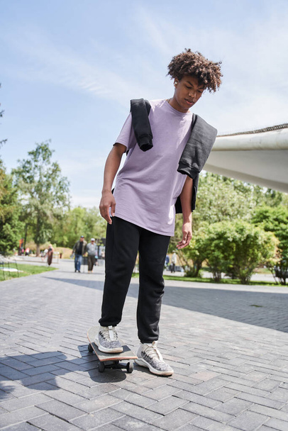 Active man practicing skateboarding while spending time in urban settings - Foto, Bild