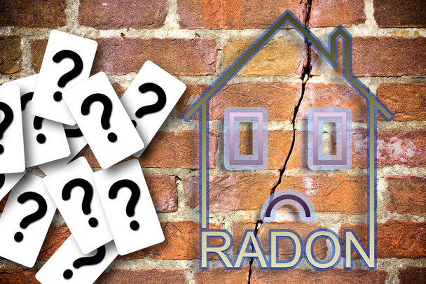 Pochybnosti a nejistoty o nebezpečí radonového plynu v našich domovech - koncept obrazu s obrysem malého domku s radonovým textem na popraskané cihlové zdi a otazníky. - Fotografie, Obrázek