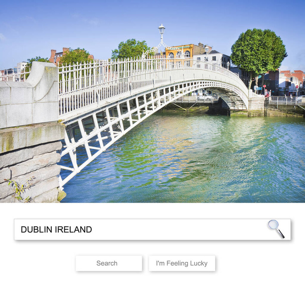A ponte mais famosa em Dublin chamado Half penny bridge - Imagem conceito com Dublin Irlanda texto escrito em uma barra de pesquisa do navegador e resultado da página web. - Foto, Imagem