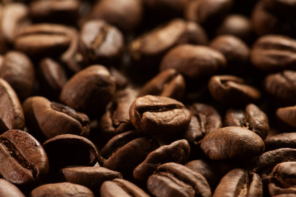Grains de café torréfiés. arabica. Peut être utilisé pour le fond. focus sélectif. - Photo, image