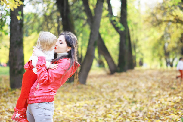 Los niños dan un paseo en el parque de otoño. Caída de hojas en el parque. Familia. Caída. Felicidad. - Foto, Imagen