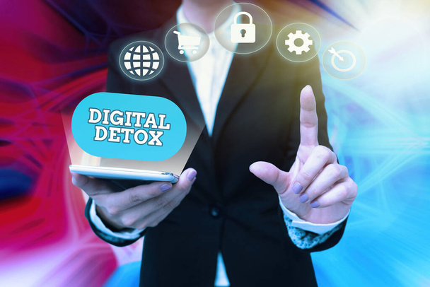 Κείμενο που δείχνει έμπνευση Digital Detox. Επιχειρηματική επισκόπηση Απαγορεύεται η χρήση ηλεκτρονικών και ψηφιακών συσκευών Lady In Uniform Holding Phone Pressing Virtual Button Futuristic Technology. - Φωτογραφία, εικόνα
