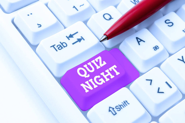 Podpis wyświetlający Quiz Night. Wieczorny konkurs wiedzy biznesowej pomiędzy osobami publikującymi dokumenty maszynowe online, wpisującymi umowy długoterminowe - Zdjęcie, obraz