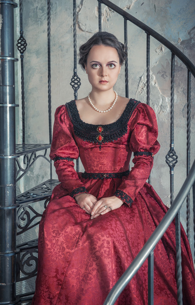階段の上の中世のドレスで美しい女性 - 写真・画像