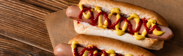 top view ízletes hot dog mustárral és ketchup fából készült felületen, banner - Fotó, kép