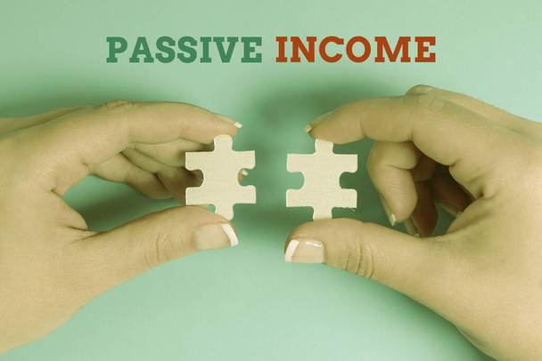 Schild mit dem Passiv-Einkommen. Internet-Konzept Einnahmen aus der Vermietung von Immobilien, und andere Unternehmen, die ein unfertiges weißes Puzzle mit fehlenden letzten Stück - Foto, Bild