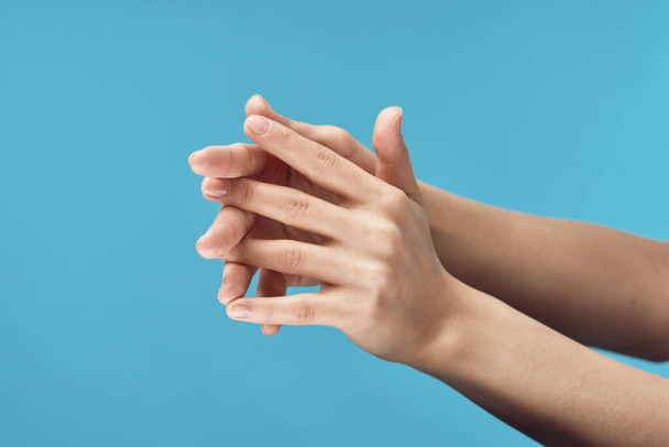 vrouwen handen crème hydraterende gezondheid cosmetica telefoon - Foto, afbeelding