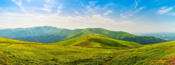 Καρπάθια βουνά σειρά Borzhava, καταπράσινους λόφους και μπλε ουρανό, το καλοκαίρι τοπίο της φύσης, πανοραμική θέα. - Φωτογραφία, εικόνα