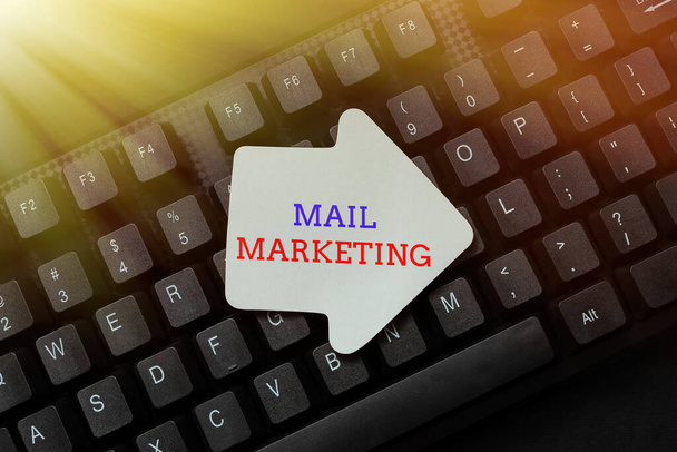 Käsitteellinen näyttö Mail Marketing. Käsite, joka tarkoittaa kaupallisen viestin lähettämistä suhteen rakentamiseksi ostajan kanssa Uusien ohjelmointikoodien syöttäminen, emotionaalisten novellien kirjoittaminen - Valokuva, kuva