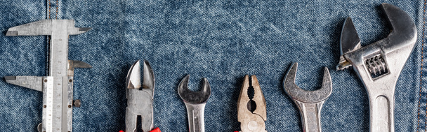 shora pohled na různé nástroje na modré džínové tkaniny, koncept pracovního dne, banner - Fotografie, Obrázek