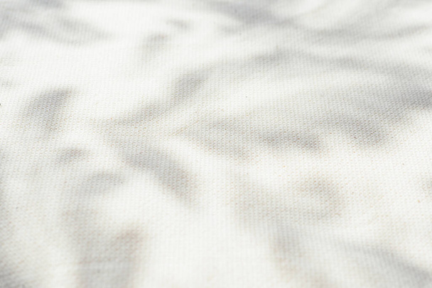 φόντο και υφή του γκρι λινό ύφασμα με σχέδια σκιές. αντίγραφο χώρου - Φωτογραφία, εικόνα