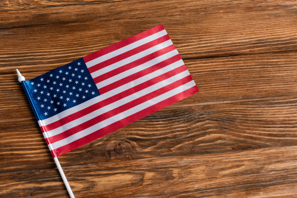 vista superior de la pequeña bandera americana en la mesa de madera - Foto, Imagen