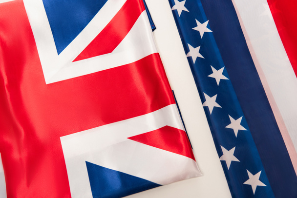 κορυφαία άποψη των εθνικών βρετανικών και αμερικανικών σημαιών που απομονώνονται σε λευκό - Φωτογραφία, εικόνα
