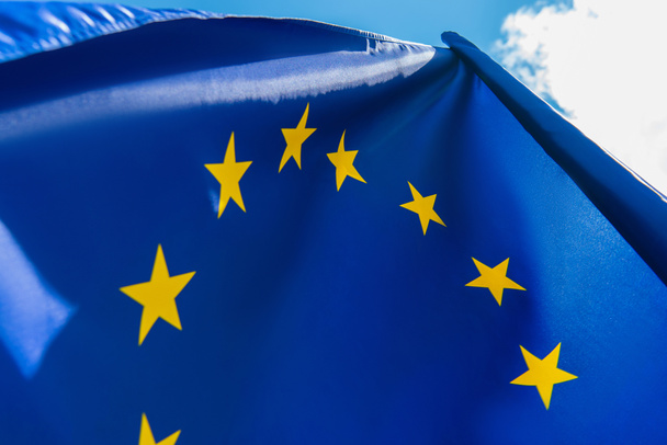закрытый вид на флаг Европейского Союза на фоне неба  - Фото, изображение