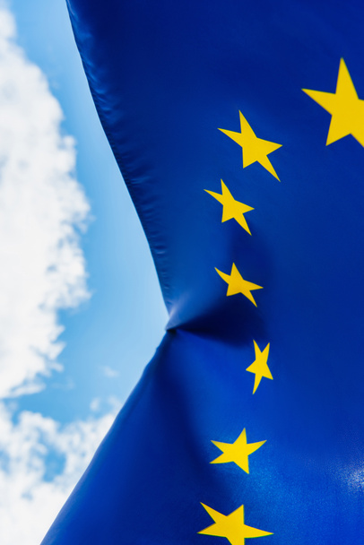 вид снизу европейского флага союза против неба  - Фото, изображение