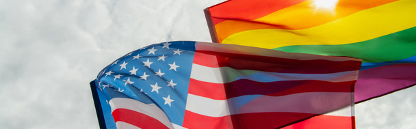 χαμηλή γωνία άποψη των αμερικανικών και Igbt σημαίες κατά του ουρανού, banner - Φωτογραφία, εικόνα