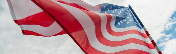matala kulma näkymä Amerikan lipun tähdet ja raidat vastaan pilvinen taivas, banneri - Valokuva, kuva