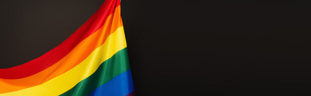 πολύχρωμη σημαία Igbt απομονωμένη σε μαύρο, banner - Φωτογραφία, εικόνα