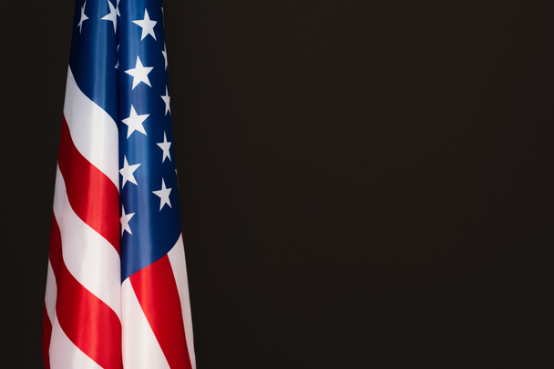 Amerikai nemzeti zászló csillagokkal és csíkokkal fekete alapon - Fotó, kép