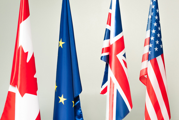 Flaggen der USA, Kanadas, Großbritanniens und der Europäischen Union isoliert auf grau - Foto, Bild