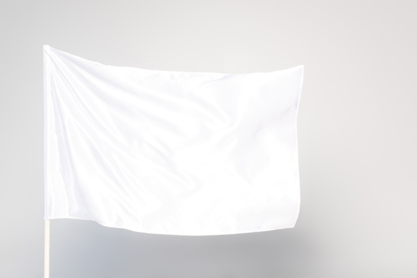 bílá saténová vlajka izolovaná na šedé - Fotografie, Obrázek
