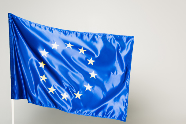 голубой флаг Европейского союза, изолированный на сером  - Фото, изображение