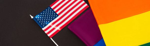 vista de ángulo alto de las banderas americanas y lgbt aisladas en negro, bandera - Foto, Imagen