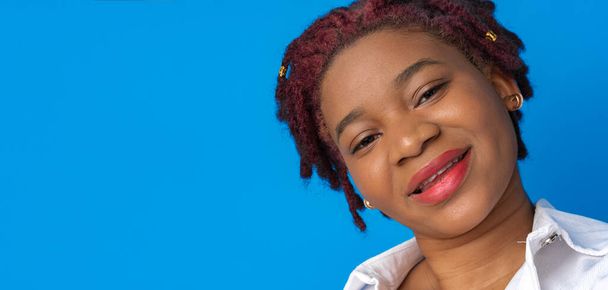 Portrait of nice attractive african american woman against blue background - Foto, Bild