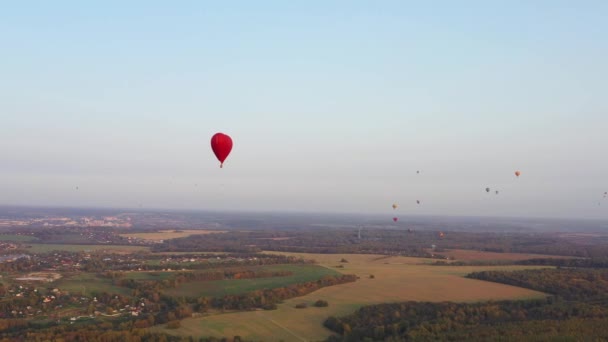 Heißluftballon formt Herz am Himmel bei Sonnenuntergang. - Filmmaterial, Video